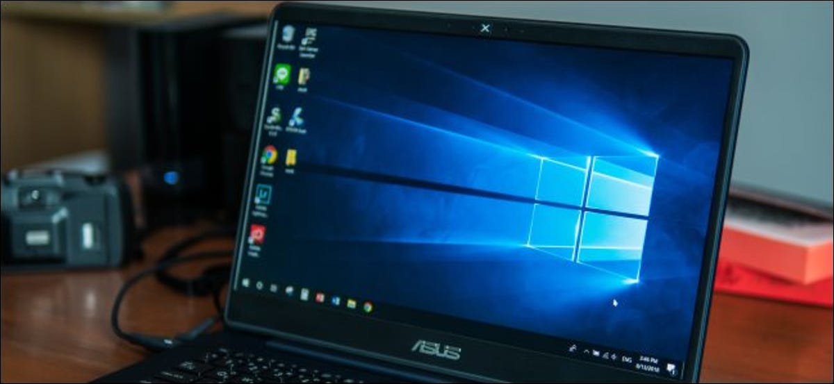 Una computadora portátil Asus con Windows 10.