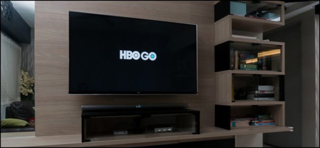 Logotipo de HBO Go en un televisor de pantalla grande.