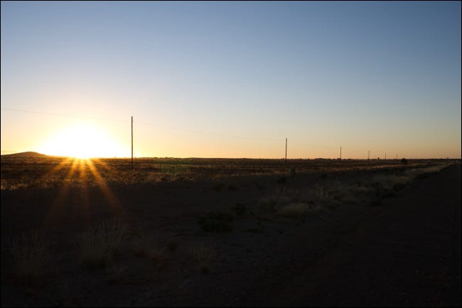 Una imagen RAW sin editar de una puesta de sol con sombras oscuras y reflejos de luz.