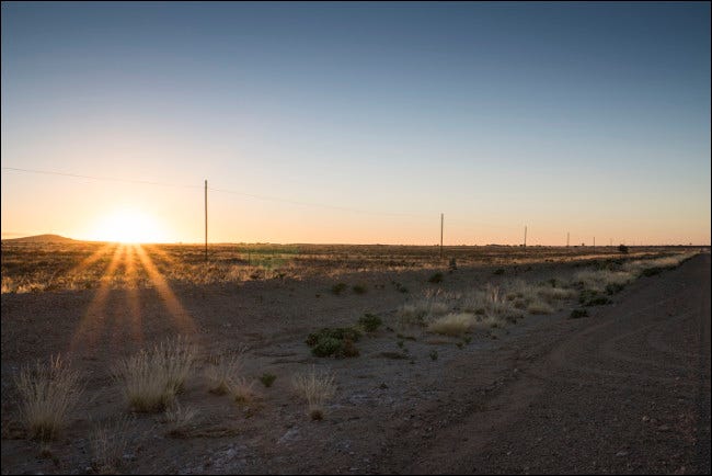 Versión modificada de la imagen del atardecer anterior con detalles ahora visibles en áreas resaltadas y sombreadas.