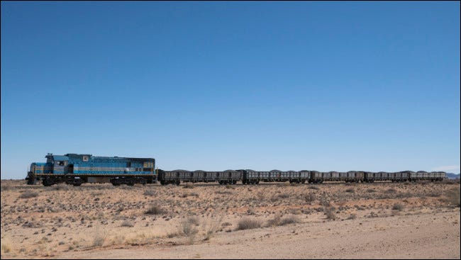 La imagen del tren desde arriba se recortó para quitar el espejo retrovisor del automóvil.