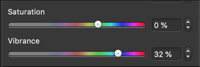 la "Saturación" y "Vibrante" controles deslizantes en un editor de fotos.