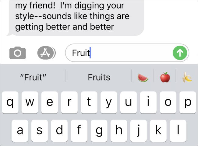 Visualización de resultados de búsqueda de emojis de frutas en el mensaje de Apple