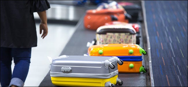 Maleta con ruedas en un cinturón de equipaje en la terminal del aeropuerto