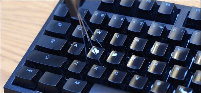 Una herramienta de eliminación de teclas que se prepara para eliminar una tecla de un teclado.