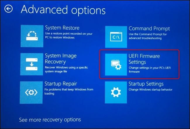 La opción Configuración de firmware UEFI en la pantalla de opciones de arranque avanzadas de Windows 10.