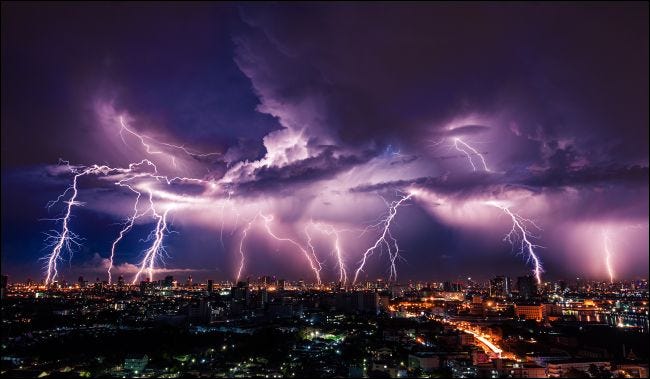 Tormenta sobre la ciudad en luz violeta.