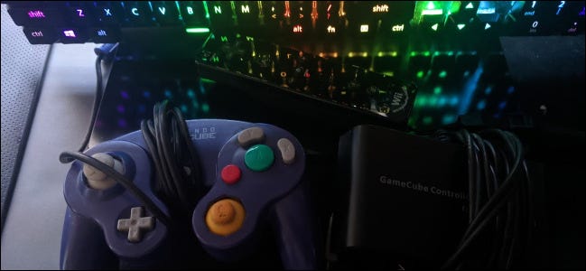 Mando de Gamecube conectado a una PC a través de USB