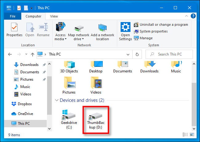 En esta PC, ubique su unidad USB en el Explorador de archivos de Windows 10.