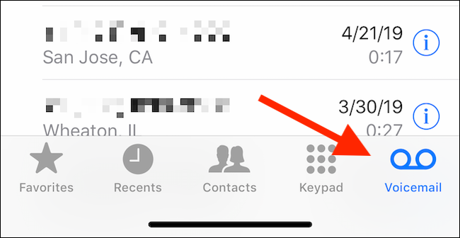 Toque la pestaña Correo de voz en la aplicación Teléfono para ver los mensajes del correo de voz
