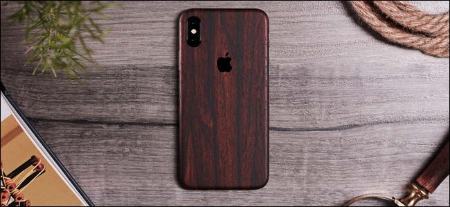 Una funda de teléfono dbrand en un iPhone XS Max.