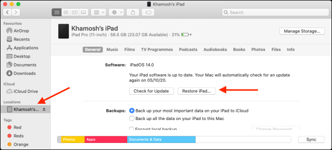 Haga clic en su dispositivo en la barra lateral, presione Opción y luego haga clic en "Restaurar el iPad."