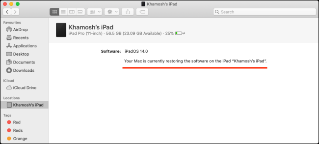 La barra de progreso de restauración para un iPad en una Mac.