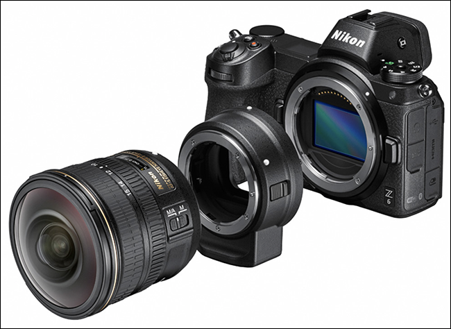 Una cámara Nikon, un adaptador FTZ y una lente.