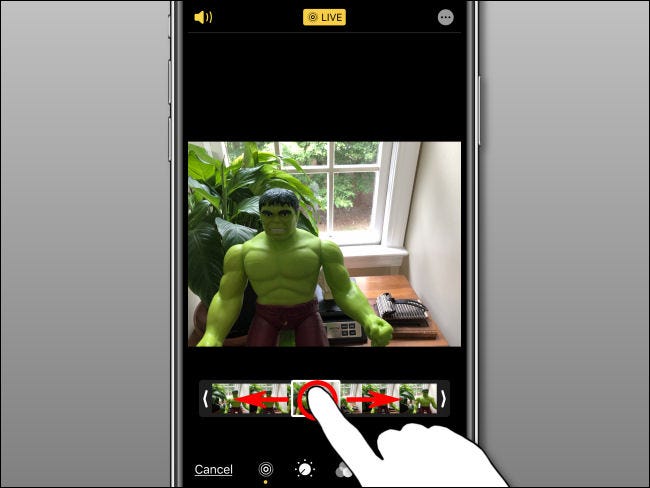 Use su dedo para seleccionar una foto clave en el carrete de la cámara en Fotos en el iPhone.