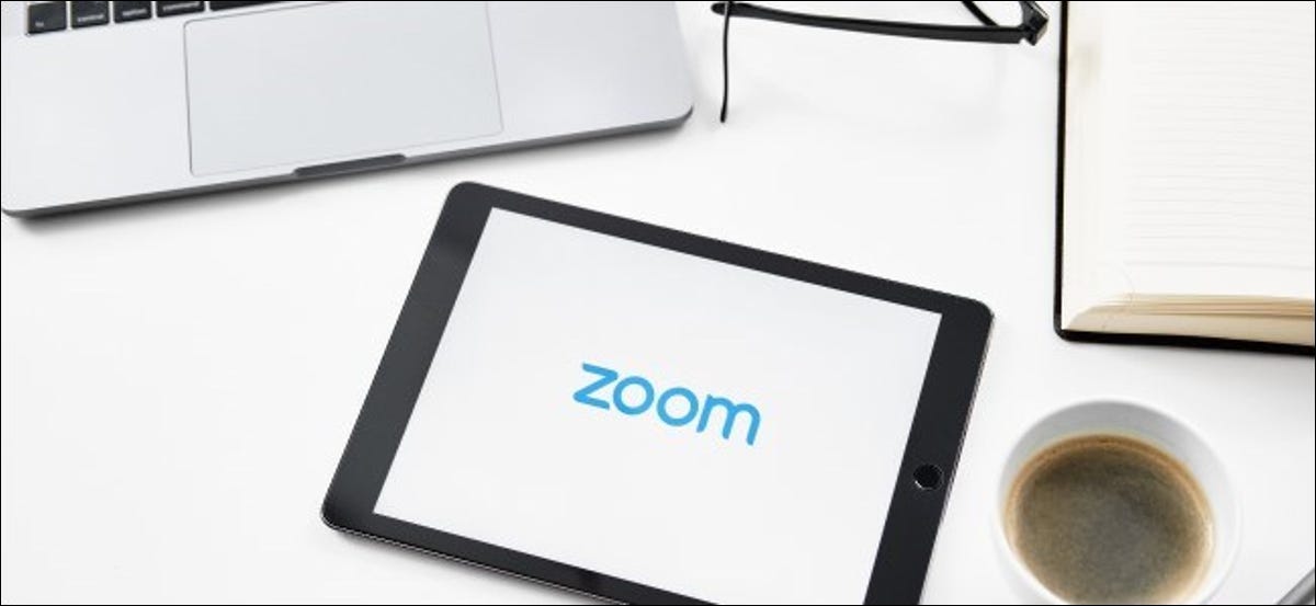 El logotipo de Zoom en una tableta.