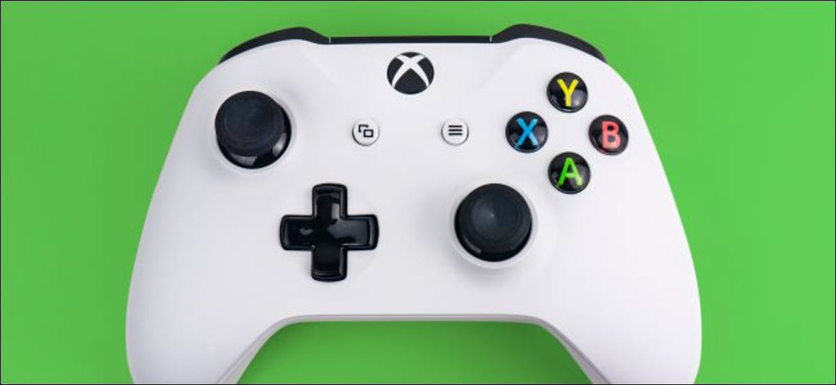 Un controlador Xbox One S.