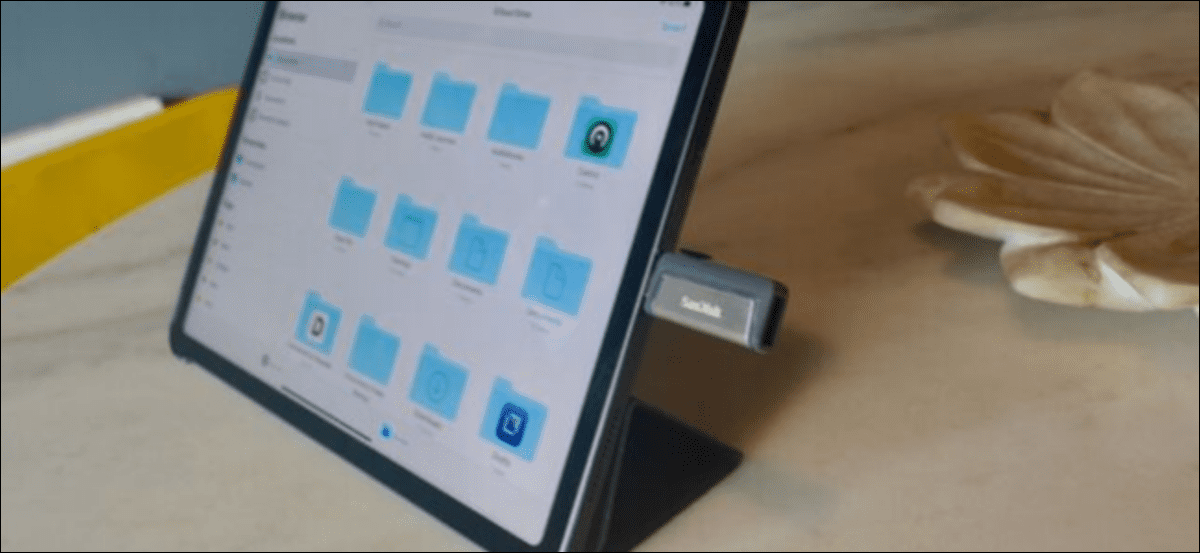 Un iPad Pro con una llave USB-C conectada.