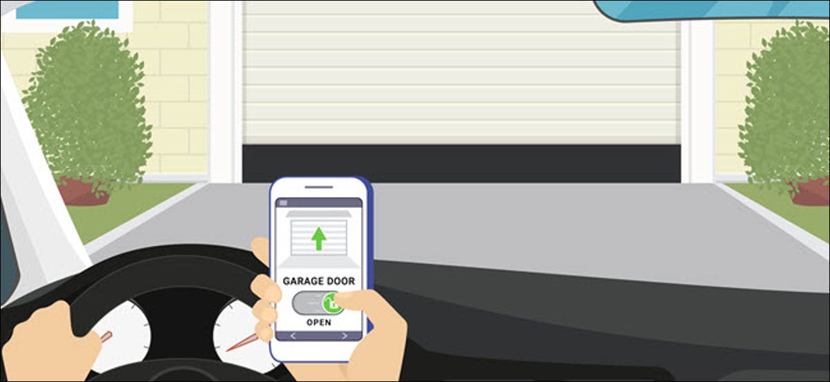 La mano de una persona en un automóvil abriendo la puerta del garaje con su teléfono.