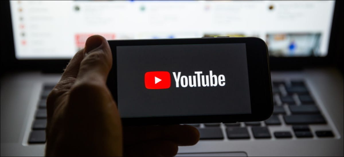 YouTube en un iPhone frente a una computadora portátil