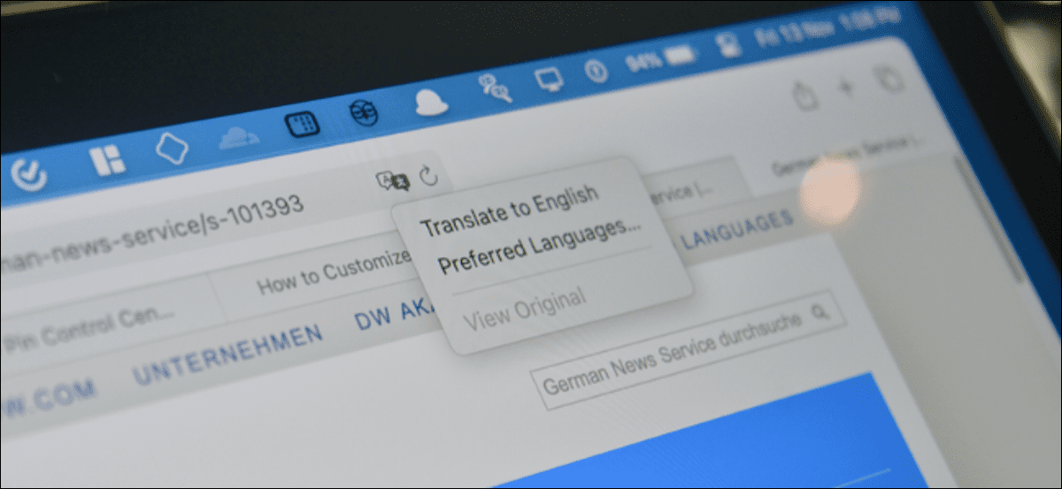 Usuario de Mac que traduce una página web al inglés en Safari