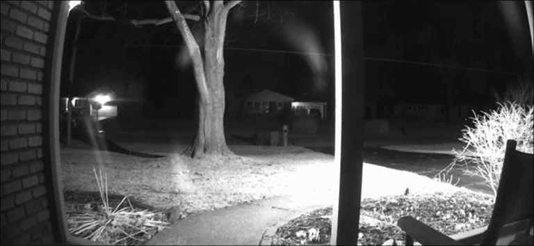 Cómo usar la visión nocturna de una cámara de seguridad a través de una ventana