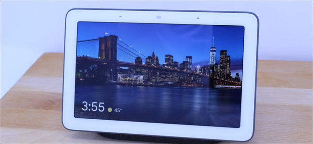 Google Home Hub muestra una ciudad de noche.