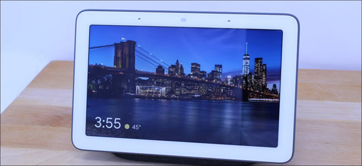 Google Home Hub muestra una ciudad de noche.