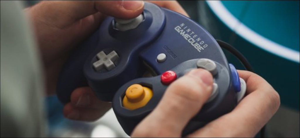 Manos sosteniendo un controlador de Nintendo GameCube.