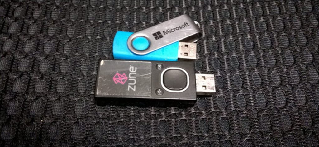 Un par de llaves USB de la marca Zune y Microsoft