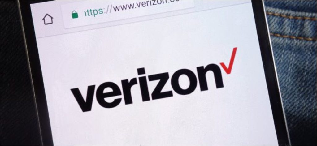 El sitio web de Verizon en un teléfono Android en el bolsillo de alguien.