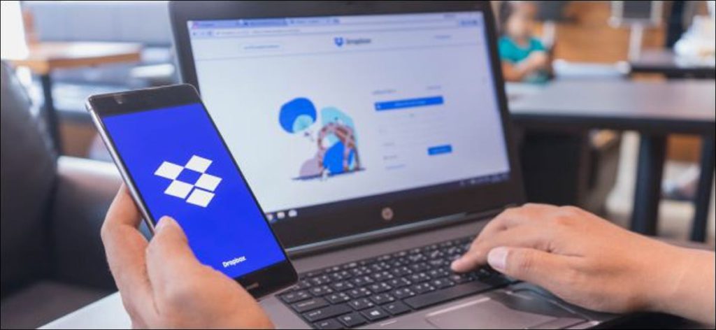 Dropbox ejecutándose en una computadora portátil y un teléfono