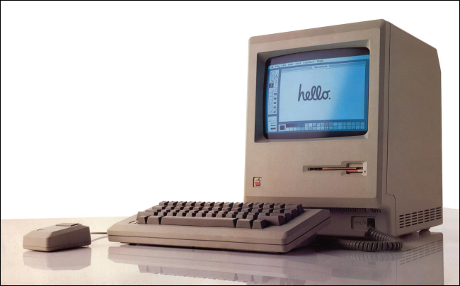 Un Macintosh original de 1984 con "Buenos dias" en su pantalla.