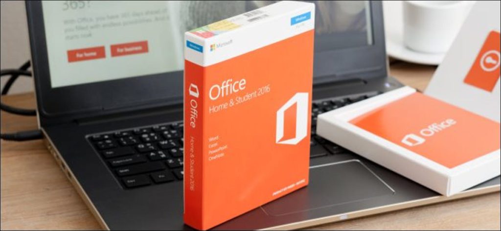 Una copia en caja de Microsoft Office 2016 sentado en una computadora portátil.