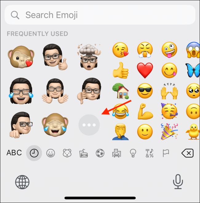 Toca el botón Menú en la sección de pegatinas de Memoji.