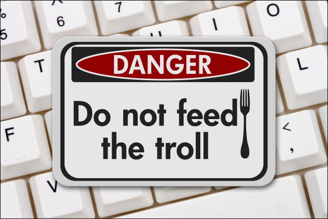 A "Peligro: no alimentes al troll" firmar en un teclado de computadora.