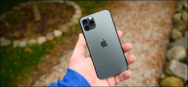 La mano de un hombre sosteniendo un Apple iPhone 11 Pro.