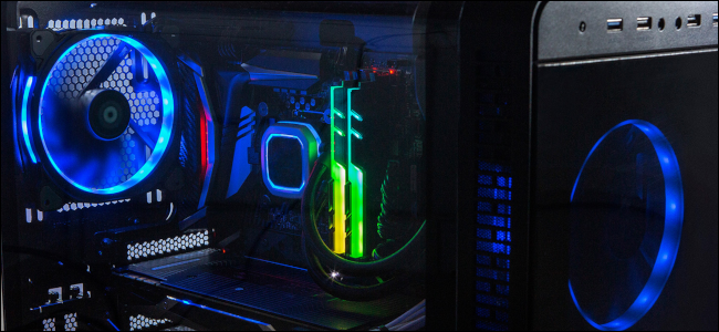 Una PC para juegos en una habitación oscura con iluminación LED roja, verde, azul y amarilla.
