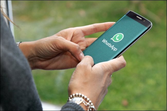 Una persona que chatea con WhatsApp en un teléfono inteligente.