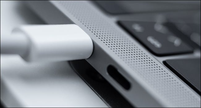 Cargador conectado al puerto USB-C de una MacBook