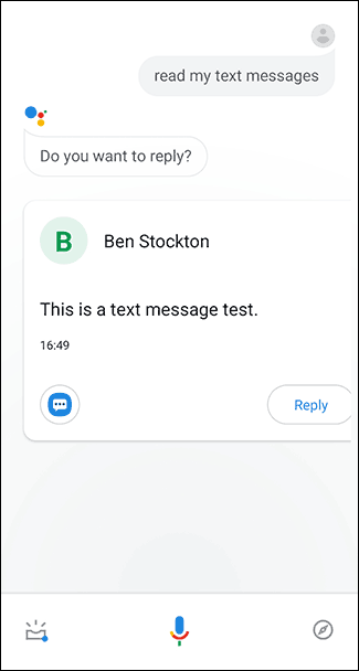 La aplicación Asistente de Google en un teléfono inteligente le pregunta si desea responder a un mensaje de texto.