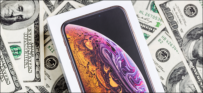 Una funda de iPhone X sobre un montón de dinero