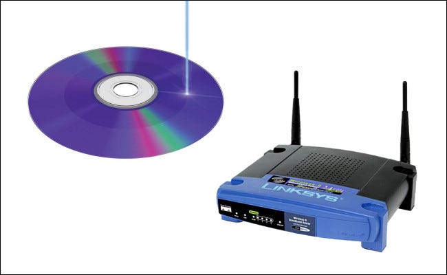 Un CD-R junto a un enrutador Linksys.