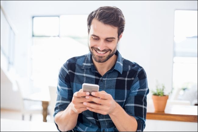 Un hombre que usa un teléfono inteligente.