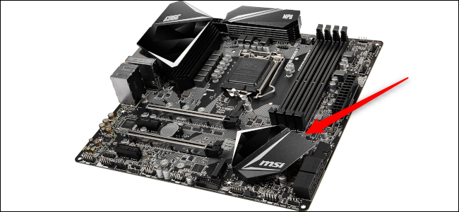 Una placa base compatible con Intel con una flecha roja que apunta al chipset.