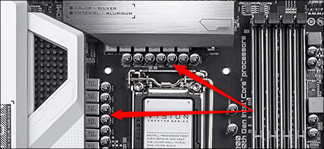 Primer plano de un zócalo de CPU con dos flechas rojas que apuntan al VRM.