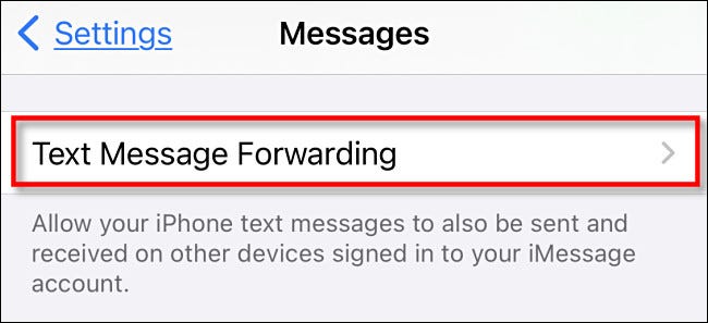 En la configuración de Mensajes de iPhone, toque "Transferencia de mensajes de texto."