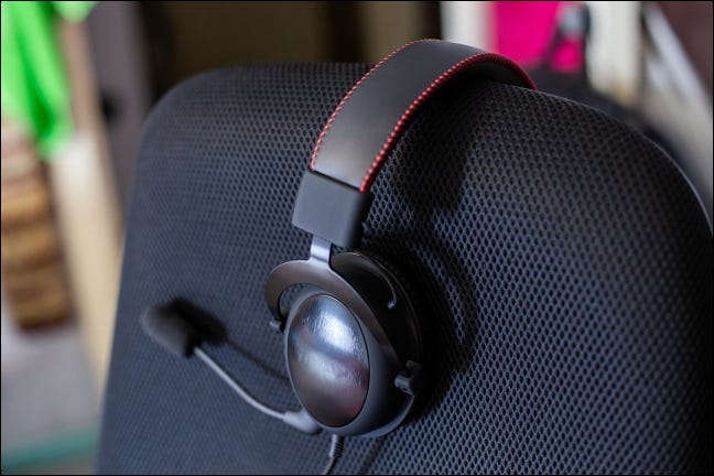 Un auricular para juegos sentado en una silla de computadora vacía