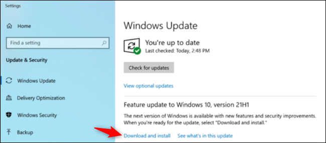 Haga clic en "Descargar e instalar" en la sección Actualizaciones de funciones.