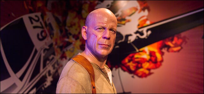 Bruce Willis frente a una explosión